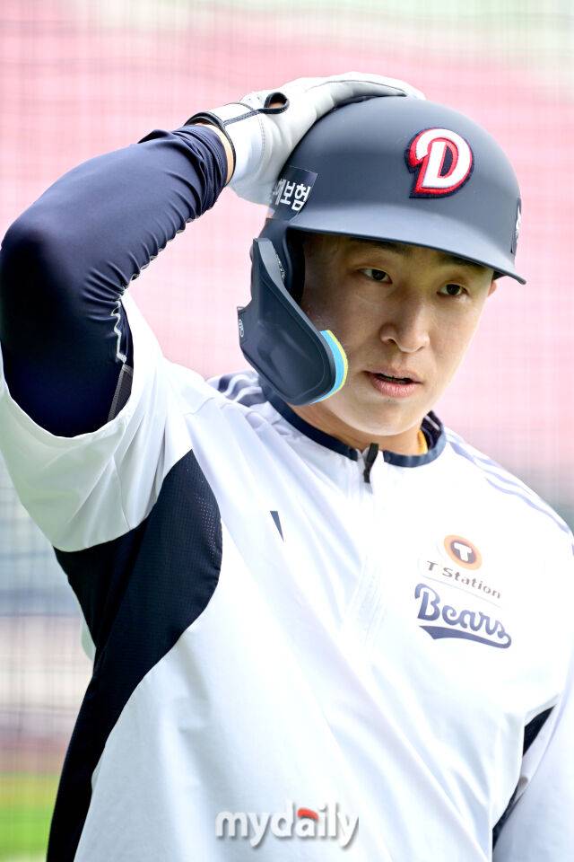 2026년 4월 17일 오후 서울 잠실구장에서 열린 '2026 신한 SOL KBO리그' KIA 타이거즈와 두산 베어스의 경기. 두산 손아섭이 훈련하고 있다./잠실=유진형 기자 zolong@mydaily.co.kr