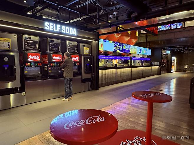 영화관 관객이 줄다 보니 스낵바 코너도 한산한 모습. 정주원 기자