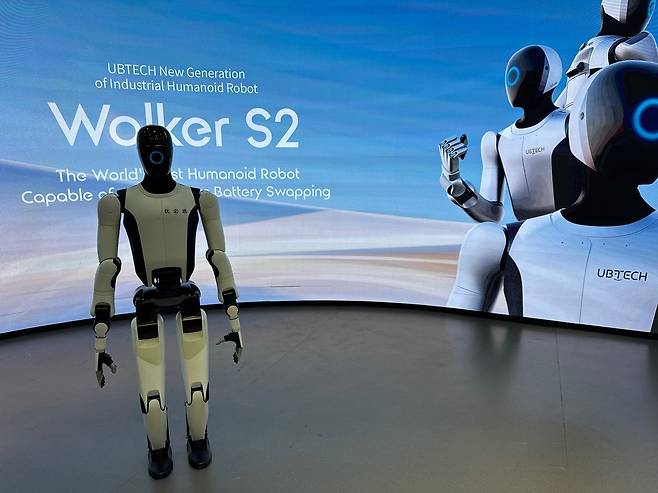 16일 중국 광둥성 선전 유비테크 내 전시장에서 시연 중인 신형 산업용 휴머노이드 로봇 ‘워커 S2’의 모습 [연합]