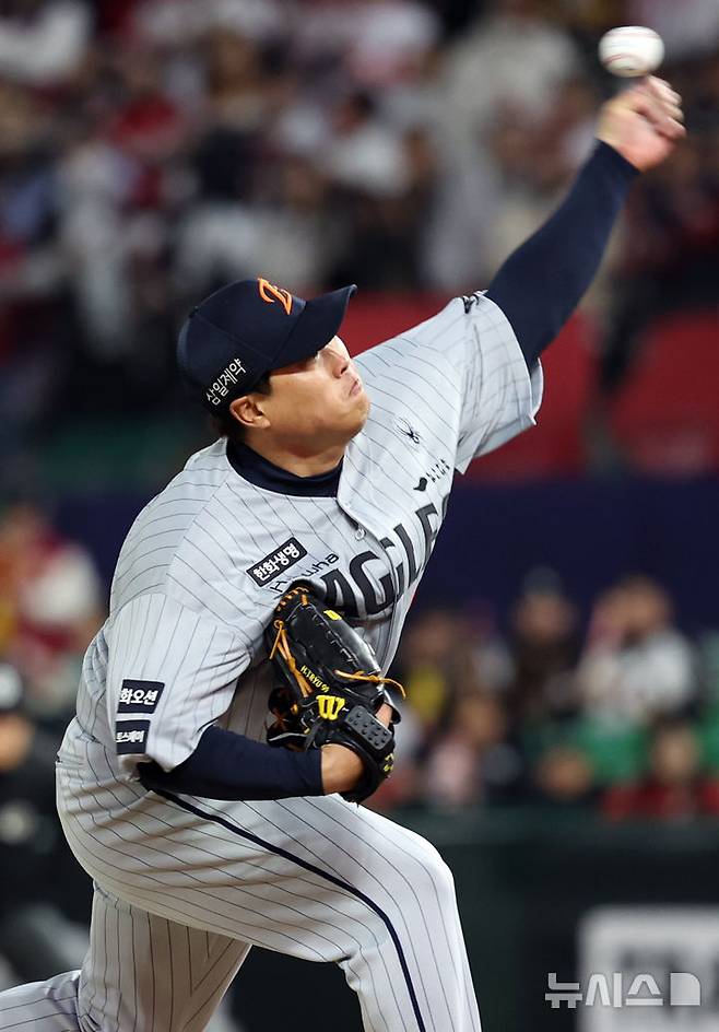 [인천=뉴시스] 최진석 기자 = 7일 인천 랜더스필드에서 열린 2026 KBO리그 한화 이글스와 SSG 랜더스의 경기, 5회말 한화 선발투수 류현진이 역투하고 있다. 2026.04.07. myjs@newsis.com