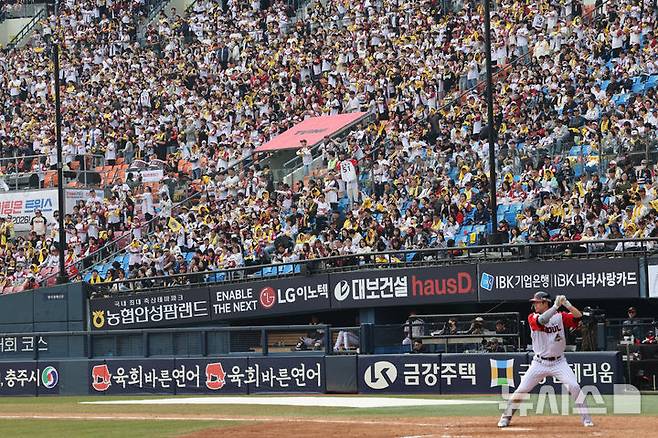[서울=뉴시스] 박주성 기자 =  2026 신한 SOL KBO리그가 개막한 29일 오후 서울 송파구 잠실야구장에서 열린 LG 트윈스와 KT 위즈의 경기를 찾은 만원 관중이 열띤 응원을 하고 있다. 2026.03.29. park7691@newsis.com
