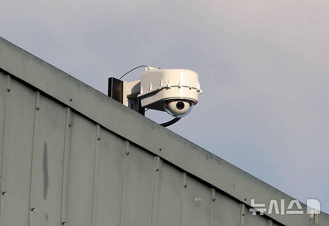 [서울=뉴시스] 김진아 기자 = 19일 서울 송파구 잠실야구장에서 열린 2025 KBO리그 롯데 자이언츠와 LG 트윈스의 경기, 체크스윙 비디오 판독을 위한 카메라가 설치돼 있다. 2025.08.19. bluesoda@newsis.com