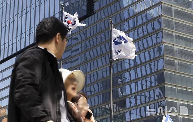 [서울=뉴시스] 김근수 기자 = 삼성전자가 올해 1분기 사상 최대 실적 달성한 7일 오후 서울 서초구 삼성전자 서초사옥에서 직원들이 이동하고 있다. 2026.04.07. ks@newsis.com