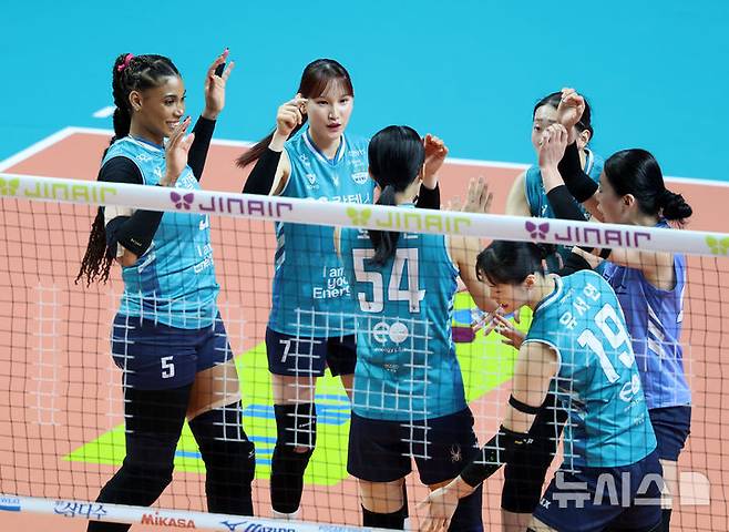 [서울=뉴시스] 이영환 기자 = 5일 오후 서울 중구 장충체육관에서 열린 2025-2026 V-리그 여자부 GS칼텍스와 한국도로공사의 챔피언결정전 3차전, 안혜진(가운데)를 비롯한 GS 선수들이 득점 후 기뻐하고 있다. 2026.04.05. 20hwan@newsis.com