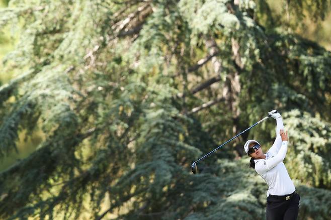 [로스앤젤레스=AP/뉴시스] 김세영이 16일(현지 시간) 미 캘리포니아주 로스앤젤레스 엘 카바예로 컨트리클럽에서 열린 미국여자프로골프(LPGA) 투어 JM 이글 LA 챔피언십 첫날 5번 홀에서 티샷하고 있다. 2026.04.17.