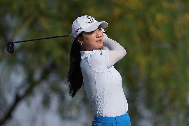 [챈들러=AP/뉴시스] 윤이나가 29일(현지 시간) 미 애리조나주 챈들러 윌윈드 골프클럽에서 열린 미국여자프로골프(LPGA) 투어 포드 챔피언십 최종 라운드 14번 홀에서 티샷하고 있다. 2026.03.30.