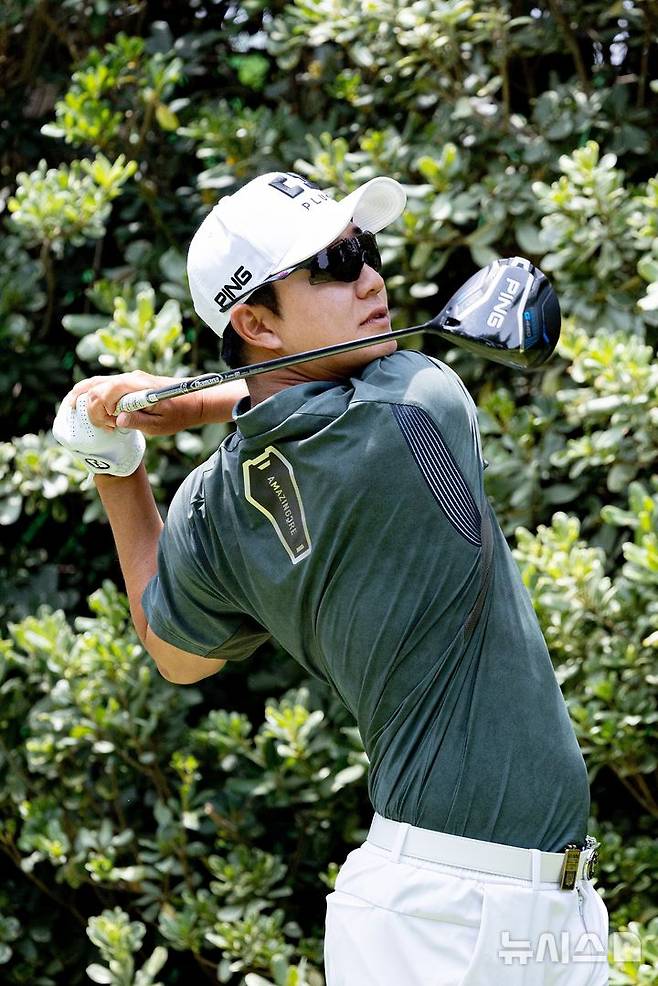 [멕시코시티=AP/뉴시스] 송영한이 18일(한국 시간) 멕시코 멕시코시티의 차풀테펙 골프 클럽(파71)에서 열린 LIV 골프 멕시코시티(총상금 3000만 달러) 2라운드 5번 홀에서 티샷을 하고 있다. 2026.04.18.