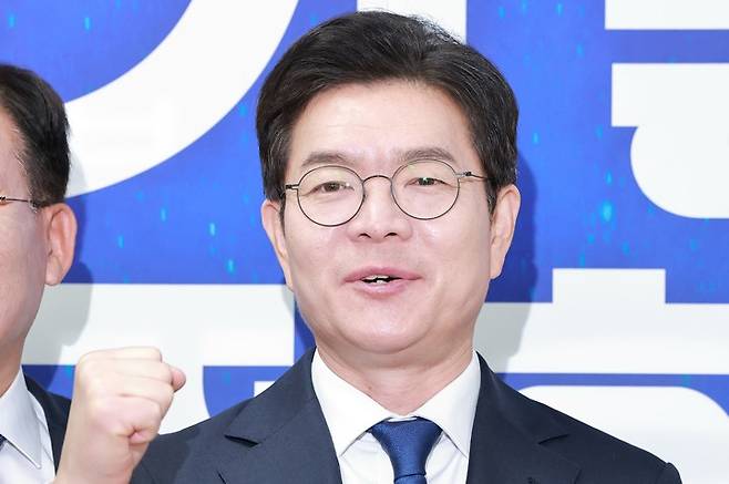 민주당 후보들과 사진 찍는 정원오 서울시장 후보 민주당 후보들과 사진 찍는 정원오 서울시장 후보     (서울=연합뉴스) 신현우 기자 = 더불어민주당 정원오 서울시장 후보가 17일 서울 용산구 민주당 강태웅 용산구청장 후보 선거사무소에서 열린 현장 최고위원회의 시작을 기다리며 서울에서 출마하는 지방선거 후보들과 사진을 찍고 있다. 2026.4.17     nowwego@yna.co.kr (끝)   <저작권자(c) 연합뉴스, 무단 전재-재배포, AI 학습 및 활용 금지>