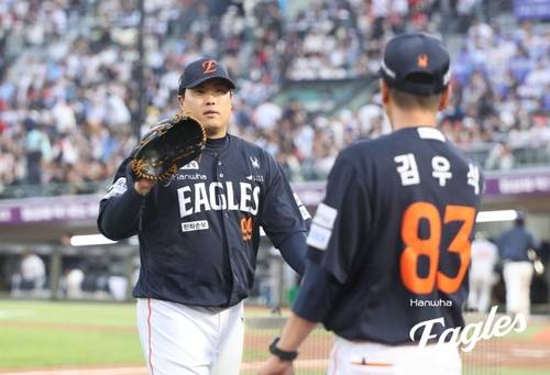 18일 롯데전에서 투구 후 더그아웃으로 들어오는 한화 류현진(왼쪽) [한화 이글스 제공. 재판매 및 DB 금지]