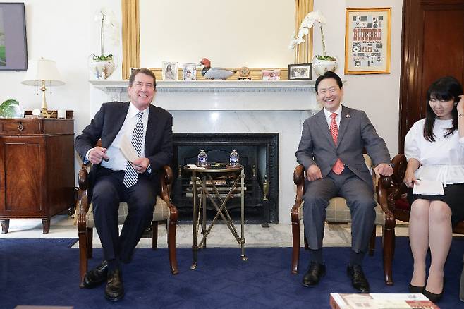 미국을 방문 중인 국민의힘 장동혁 대표가 15일(현지시간) 워싱턴DC에서 빌 해거티 미 상원의원과 면담하고 있다. 국민의힘 제공