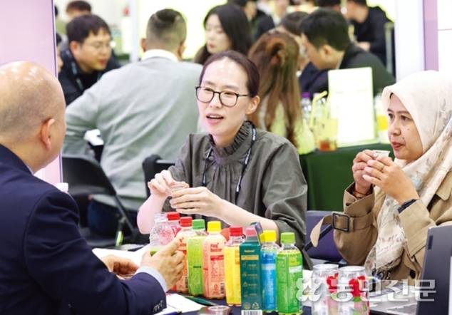 해외 바이어와 국내 수출업체 관계자들이 수출 상담을 하고 있다. 사진=김병진 기자 fotokim@nongmin.com