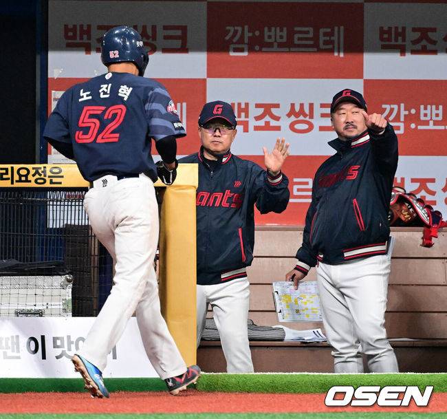 [OSEN=고척, 지형준 기자] 11일 서울 고척스카이돔에서 ‘2026 신한은행 SOL Bank KBO리그’ 키움 히어로즈와 롯데 자이언츠의 경기가 열렸다.이날 키움은 와일스, 롯데는 비슬리를 선발투수로 내세웠다.&nbsp;연장 10회초 1사 1,2루에서 롯데 노진혁이 박승욱의 1타점 적시타에 득점에 성공하며 김태형 감독과 하이파이브를 하고 있다. 2026.04.11&nbsp;/ jpnews@osen.co.kr