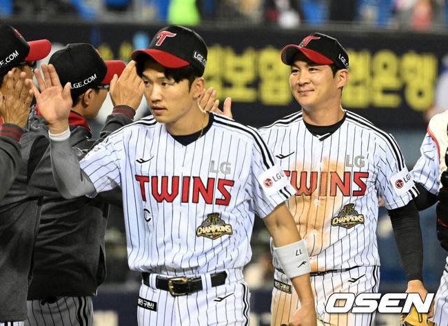 [OSEN=잠실, 이대선 기자] 프로야구&nbsp;LG 트윈스가 롯데 자이언츠를 꺾고 위닝에 성공했다.&nbsp;LG는 16일 서울 잠실구장에서 열린 2026 KBO리그 롯데와 경기에서 7-4로 승리했다. LG는 선발 타자 전원 출루 기록을 세웠고, 문성주가 결승타 포함 4타수 2안타 2타점으로 활약했다.&nbsp;경기 종료 후 LG 오지환이 승리의 기쁨을 나누고 있다. 2026.04.16 /sunday@osen.co.kr