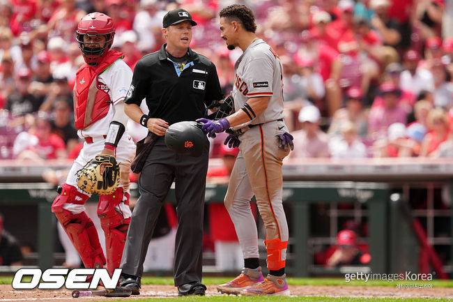 [사진] 샌프란시스코 윌리 아다메스가 신시내티 코너 필립스의 공에 맞은 뒤 고통스러워하고 있다. ⓒGettyimages(무단전재 및 재배포 금지)