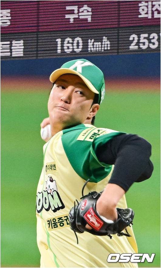 [OSEN=고척, 박준형 기자] 프로야구 키움 히어로즈가 에이스 안우진의 복귀전에서 3연패에서 탈출했다.&nbsp;키움은 12일 서울 고척스카이돔에서 열린 ‘2026 신한은행 SOL Bank KBO리그’ 롯데 자이언츠와의 경기에서 2-0으로 승리했다. 이날 승리로 키움은 롯데의 4연승 도전을 저지했고 3연패에서 벗어났다.&nbsp;1회초 키움 선발투수 안우진이 최고구속 160 Km/h 기록한 가운데 역투하고 있다.  2026.04.12 / soul1014@osen.co.kr