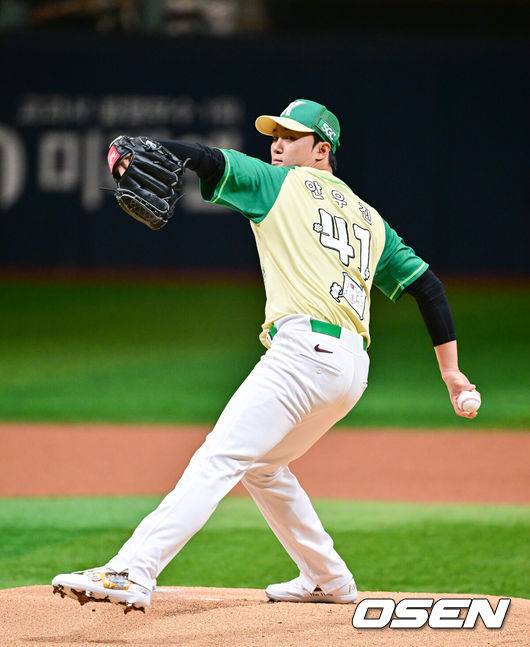 [OSEN=고척, 박준형 기자] 12일 서울 고척스카이돔에서 ‘2026 신한은행 SOL Bank KBO리그’ 키움 히어로즈와 롯데 자이언츠의 경기가 열렸다.이날 키움은 안우진을, 롯데는 박세웅을 선발투수로 내세웠다.&nbsp;1회초 키움 선발투수 안우진이 역투하고 있다. 2026.04.12 / soul1014@osen.co.kr