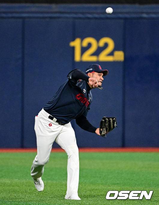 [OSEN=고척, 지형준 기자] 11일 서울 고척스카이돔에서 ‘2026 신한은행 SOL Bank KBO리그’ 키움 히어로즈와 롯데 자이언츠의 경기가 열렸다.이날 키움은 와일스, 롯데는 비슬리를 선발투수로 내세웠다.&nbsp;6회말 1사 만루에서 롯데 레이예스가 키움 이형종의 좌익수 플라이에 홈으로 송구하고 있다. 2026.04.11&nbsp;/ jpnews@osen.co.kr