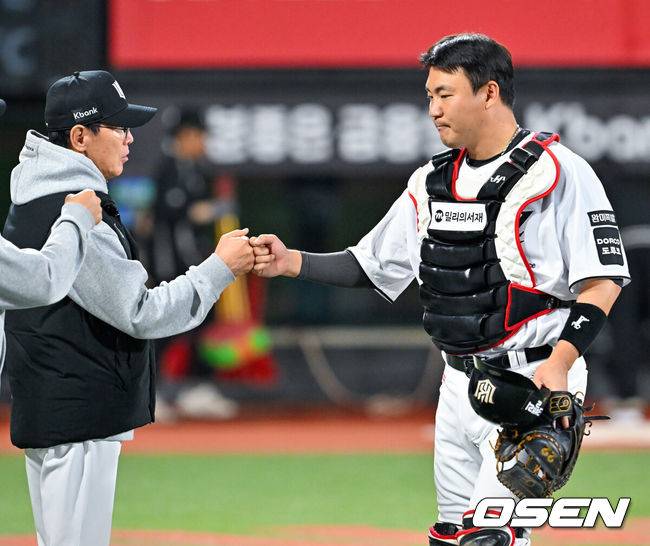 [OSEN=수원, 민경훈 기자] 17일 오후 수원 KT위즈파크에서&nbsp;‘2026 신한 SOL Bank KBO리그'&nbsp;KT 위즈와 키움 히어로즈의 경기가 열렸다.이 경기에서 KT는 키움을 5-0으로 제압하고 3연승에 성공했다. 이날 승리로 12승 5패 승률 .703을 기록한 KT는 LG(11승 5패 승률 .688)를 제치고 1위 삼성(11승 1무 4패 승률 .733)와 게임차가 없는 단독 2위로 올라섰다.&nbsp;선발투수 소형준은 6이닝 5피안타 1사구 7탈삼진 무실점 호투로 시즌 2승을 수확했다.경기를 마치고 KT 장성우가 이강철 감독과 하이파이브를 하고 있다. 2026.04.17 /rumi@osen.co.kr