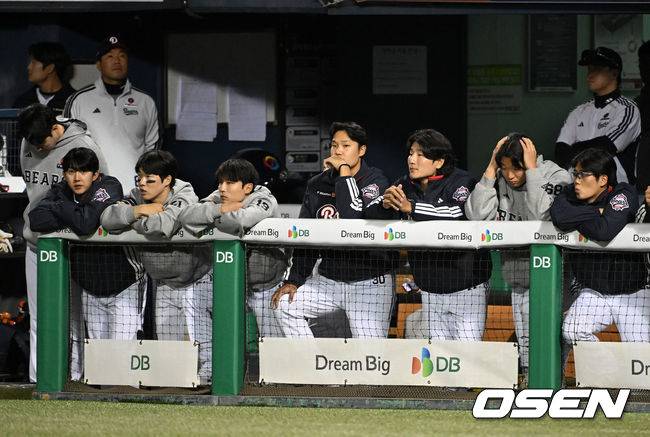 [OSEN=잠실, 이대선 기자] 프로야구 KIA 타이거즈는 17일 서울 잠실구장에서 열린 2026 신한 SOL KBO리그 두산 베어스와의 시즌 첫 맞대결에서 7-3으로 승리했다. 9회말 두산 선수들이 경기를 바라보고 있다. 2026.04.17 /sunday@osen.co.kr