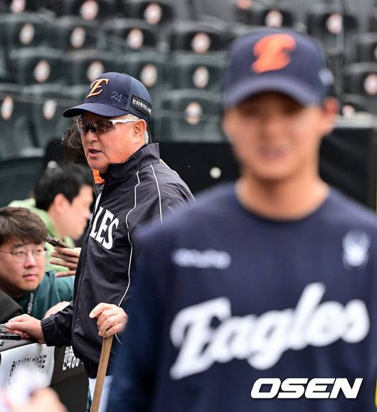 [OSEN=대전, 지형준 기자] 14일 대전 한화생명 볼파크에서 2026 신한 SOL KBO리그 한화 이글스와 삼성 라이온즈의 경기가 열렸다.3연패 중인 한화는 문동주, 4연승을 노리는 삼성은 최원태가 선발로 나섰다.&nbsp;경기에 앞서 한화는 두산 베어스와 외야수 손아섭을 보내고 좌완 투수 이교훈과 현금 1억5000만원을 받는 트레이드를 단행했다.한화 김경문 감독과 이교휸이 인터뷰를 준비하고 있다. 2026.04.14&nbsp;/ jpnews@osen.co.kr