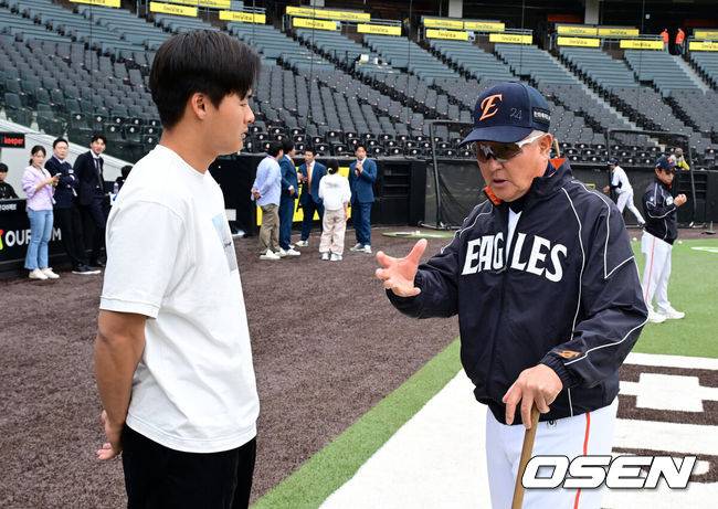 [OSEN=대전, 지형준 기자] 14일 대전 한화생명 볼파크에서 2026 신한 SOL KBO리그 한화 이글스와 삼성 라이온즈의 경기가 열렸다.3연패 중인 한화는 문동주, 4연승을 노리는 삼성은 최원태가 선발로 나섰다.&nbsp;경기에 앞서 한화는 두산 베어스와 외야수 손아섭을 보내고 좌완 투수 이교훈과 현금 1억5000만원을 받는 트레이드를 단행했다.한화 김경문 감독이 이교훈과 인사를 나누고 있다. 2026.04.14&nbsp;/ jpnews@osen.co.kr