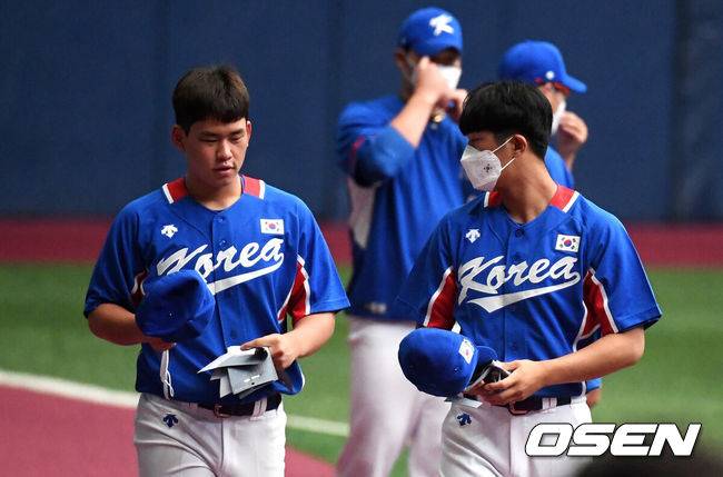 [OSEN=고척, 지형준 기자] 18일 오후 서울 고척스카이돔에서 도쿄올림픽에 출전하는 야구대표팀의 공식훈련이 진행됐다.김진욱, 이의리가 훈련을 준비하고 있다. 2021.07.18 /jpnews@osen.co.kr