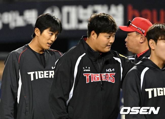 [OSEN=잠실, 이대선 기자] 프로야구 KIA 타이거즈는 17일 서울 잠실구장에서 열린 2026 신한 SOL KBO리그 두산 베어스와의 시즌 첫 맞대결에서 7-3으로 승리했다.KIA는 3연전 기선제압과 함께 파죽의 8연승을 질주하며 SSG 랜더스를 제치고 단독 4위로 올라섰다. 시즌 10승 7패. 반면 3연패 수렁에 빠진 두산은 5승 1무 11패 9위에 머물렀다.&nbsp;경기 종료 후 KIA 이의리가 이범호 감독과 승리의 기쁨을 나누고 있다. 2026.04.17 /sunday@osen.co.kr