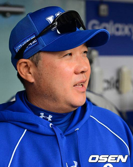 [OSEN=대구, 지형준 기자] 17일 대구삼성라이온즈파크에서 2026 신한 SOL KBO리그 삼성 라이온즈와 LG 트윈스의 경기가 열린다.삼성은 잭 오러클린, LG는 임찬규가 선발로 나선다.비 예보로 우천 취소 가능성도 있는 가운데 삼성 박진만 감독이 취재진과 이야기를 나누고 있다. 2026.04.17&nbsp;/ jpnews@osen.co.kr