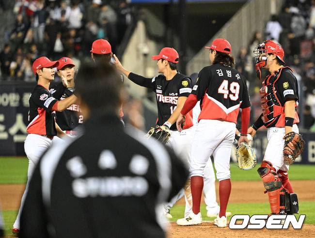 [OSEN=잠실, 이대선 기자] 프로야구 KIA 타이거즈는 17일 서울 잠실구장에서 열린 2026 신한 SOL KBO리그 두산 베어스와의 시즌 첫 맞대결에서 7-3으로 승리했다. 경기 종료 후 KIA 선수들이 승리의 기쁨을 나누고 있다. 2026.04.17 /sunday@osen.co.kr