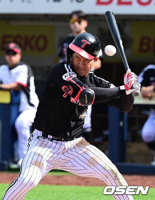 [OSEN=대구, 지형준 기자] 18일 대구삼성라이온즈파크에서 2026 신한 SOL KBO리그 삼성 라이온즈와 LG 트윈스의 경기가 열렸다.7연승에 도전하는 삼성은 잭 오러클린, LG는 임찬규가 선발로 나섰다.4회초 1사에서 LG 오지환이 삼성 오러클린의 투구에 헬맷이 맞고 있다. 오러클린은 헤드샷 퇴장. 2026.04.18&nbsp;/ jpnews@osen.co.kr