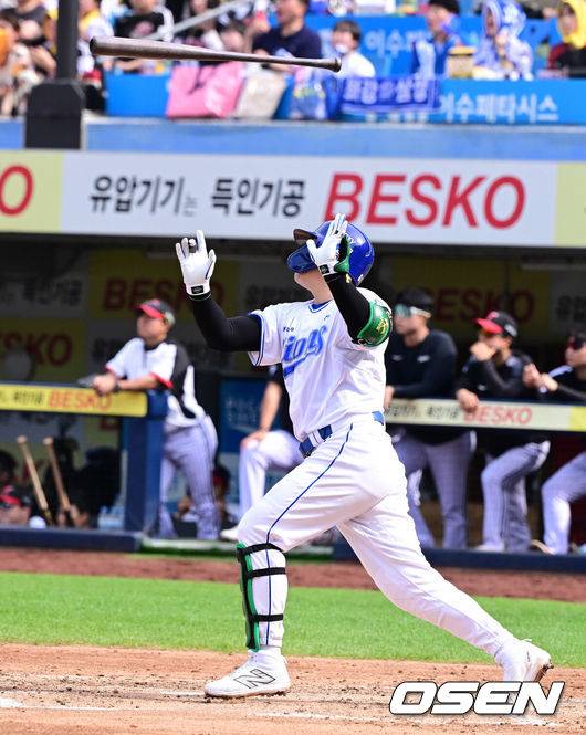 [OSEN=대구, 지형준 기자] 18일 대구삼성라이온즈파크에서 2026 신한 SOL KBO리그 삼성 라이온즈와 LG 트윈스의 경기가 열렸다.7연승에 도전하는 삼성은 잭 오러클린, LG는 임찬규가 선발로 나섰다.4회말 1사 1,2루에서 삼성 전병우가 우월 스리런포를 날리고 있다. 2026.04.18&nbsp;/ jpnews@osen.co.kr