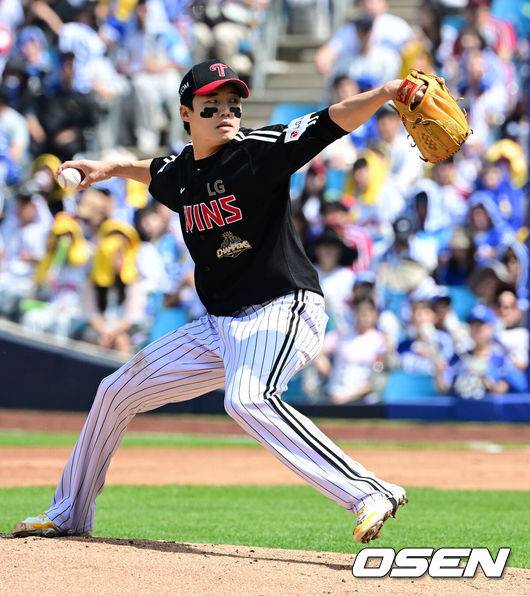 [OSEN=대구, 지형준 기자] 18일 대구삼성라이온즈파크에서 2026 신한 SOL KBO리그 삼성 라이온즈와 LG 트윈스의 경기가 열렸다.7연승에 도전하는 삼성은 잭 오러클린, LG는 임찬규가 선발로 나섰다.1회말 LG 임찬규가 역투하고 있다. 2026.04.18&nbsp;/ jpnews@osen.co.kr