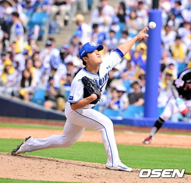 [OSEN=대구, 지형준 기자] 18일 대구삼성라이온즈파크에서 2026 신한 SOL KBO리그 삼성 라이온즈와 LG 트윈스의 경기가 열렸다.7연승에 도전하는 삼성은 잭 오러클린, LG는 임찬규가 선발로 나섰다.5회초 삼성 이승민이 역투하고 있다. 2026.04.18&nbsp;/ jpnews@osen.co.kr