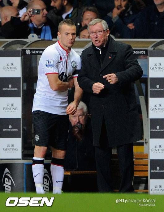 BIRMINGHAM, ENGLAND - NOVEMBER 10:  during the Barclays Premier league match between Aston Villa and Manchester United at Villa Park on November 10, 2012 in Birmingham, England. (Photo by Michael Regan/Getty Images)