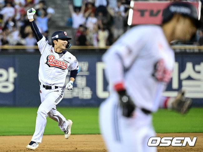 [OSEN=잠실, 최규한 기자] 18일 오후 서울 잠실야구장에서 ‘2026 신한 SOL KBO리그’ 두산 베어스와 KIA 타이거즈의 경기가 열렸다. 끝내기 안타를 터트린 두산 이유찬이 그라운드를 돌며 환호하고 있다. 2026.04.18 / dreamer@osen.co.kr