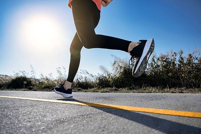 성공적인 다이어트를 위해 과도한 식단 제한이나 고강도 운동에 대한 부담을 줄이고, 꾸준히 지속 가능한 루틴을 만드는 데 집중해야 한다. 클립아트코리아 제공