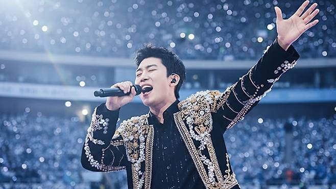 5580원의 생존 투쟁을 끝내고 10만 명의 영웅시대를 다스리는 주권자로 우뚝 선 모습이다.&nbsp;물고기뮤직 제공