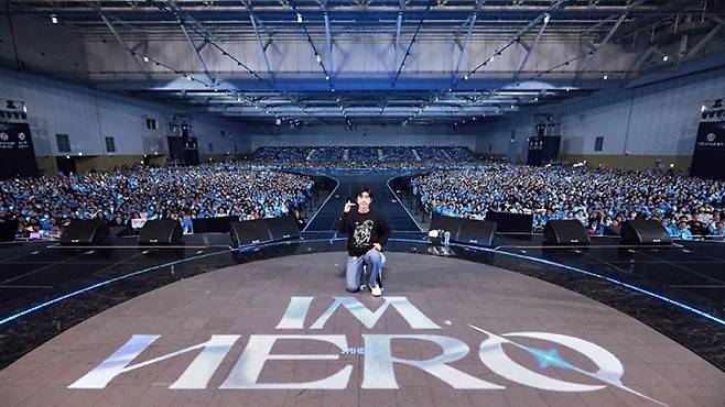 기성 미디어의 낙점 없이도 전국의 체육관을 하늘색 파도로 뒤덮는 독립적 결집력이다.&nbsp;물고기뮤직 제공