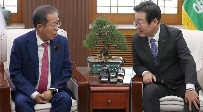 이재명 대통령이 17일 홍준표 전 대구시장을 청와대로 초청해 오찬을 함께했다. 사진은 지난 2023년 5월 당시 더불어민주당 대표이던 이 대통령이 대구시청을 방문해 홍 시장과 대화하는 모습. 뉴스1