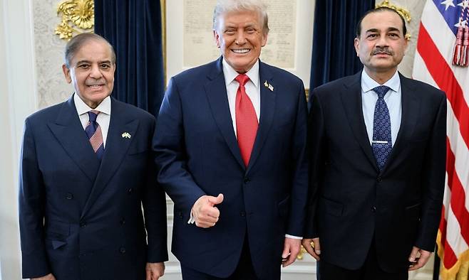 도널드 트럼프 미국 대통령이 가장 존경한다는 파키스탄 총리·장군과 백악관에서 함께한 모습. 왼쪽부터 셰바즈 샤리프 파키스탄 총리, 트럼프, 아심 무니르 파키스탄 국방참모총장(원수). 백악관 홈페이지