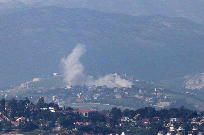 이스라엘 군의 폭격 대상이 된 남부 레바논의 알 키암 마을에서 16일(현지시간) 연기가 올라오고 있다.&nbsp; &nbsp;EPA연합뉴스