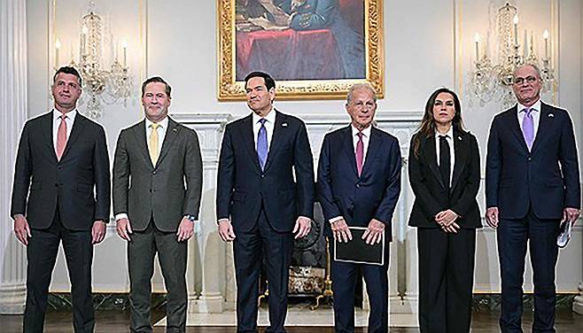 루비오 미국 국무장관(왼쪽에서 세번째) 등 이스라엘·레바논 협상 참석자들. 연합뉴스