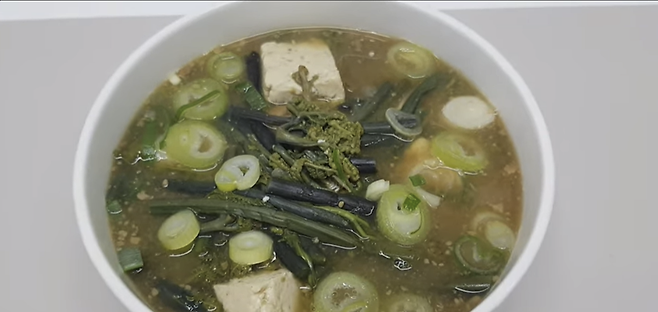 고사리를 된장이나 기름에 살짝 볶은 뒤 육수에 넣고 끓이면 특유의 향이 살아나고 식감도 부드러워진다. 보글보글 힐링집밥 유튜브 채널 캡처