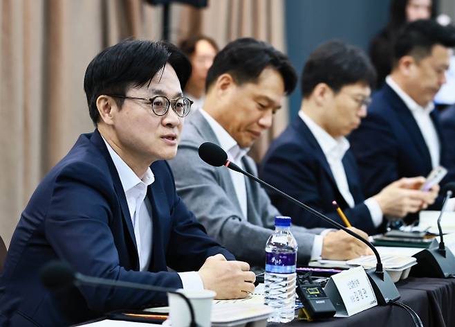 제1차 산업단지 AX 분과회의 - 김정관 산업통상부 장관이 17일 충북 청주시 세종시티 오송호텔에서 제1차 산업단지 AX 분과회의를 주재하고 있다. 산업통상부 제공