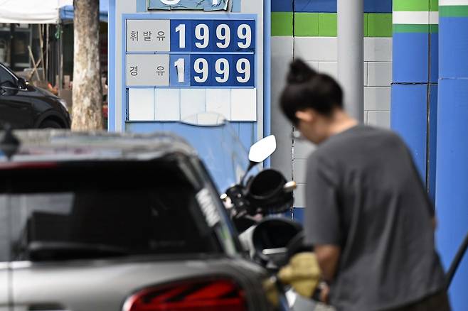3차 석유제품 최고가격 시행 이후 국내 석윳값 상승세가 이어진 17일 서울 시내 한 주유소에 유가 정보가 게시돼 있다. 조태형 기자