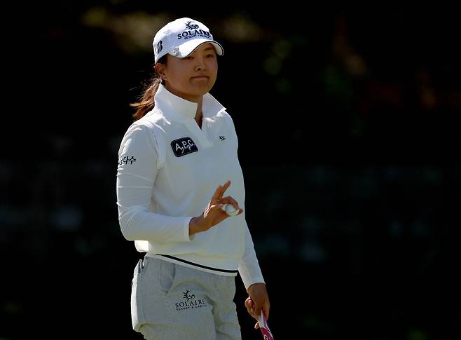 퍼팅 후 갤러리에게 인사하고 있는 고진영. 사진 제공=AFP연합뉴스