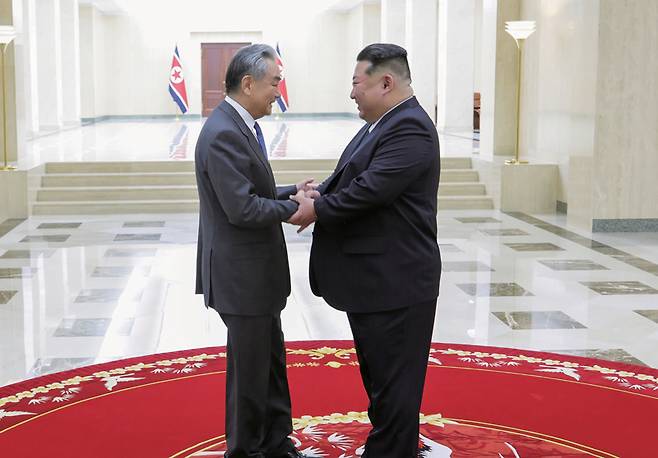 김정은 북한 국무위원장이 4월10일 북한 외무성 초청으로 북한을 방문한 왕이 중국공산당 중앙정치국위원 겸 외교부장을 접견했다고 조선중앙통신이 11일 보도했다. ⓒ연합뉴스