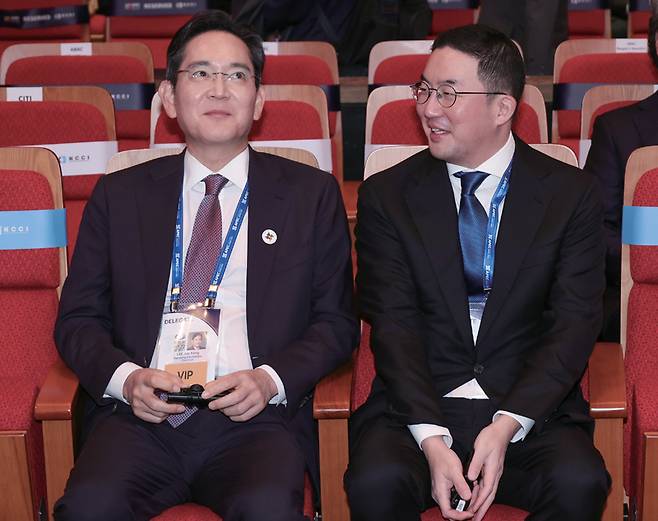 2025년 APEC 당시 최고경영자 서밋에서 만난 이재용 삼성전자 회장(왼쪽)과 구광모 LG그룹 회장 ⓒ연합뉴스