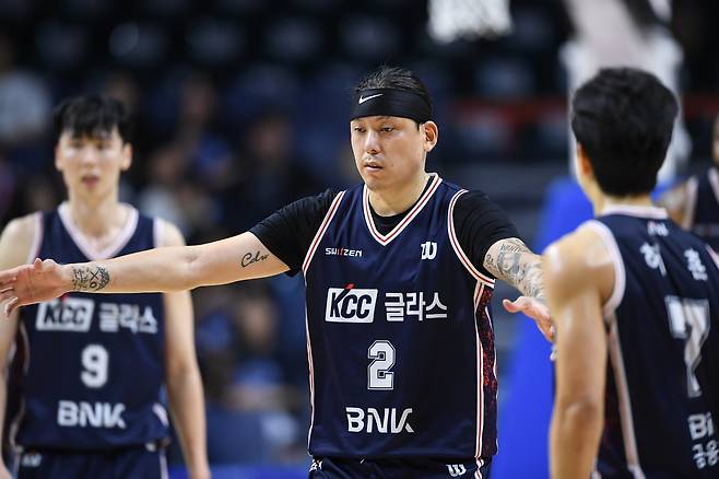KCC 최준용(2번)이 17일 부산서 열린 DB와 6강 PO 3차전서 세리머니를 하고 있다. 사진제공｜KBL
