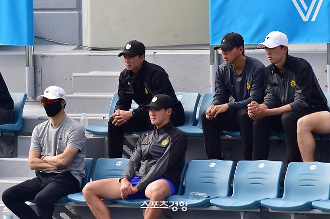 권순우 등 국군체육부대 선수들이 부산오픈 경기를 관람하고 있다. 부산오픈대회조직위원회 제공